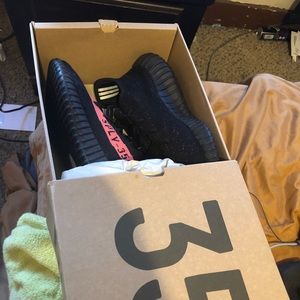 Yeezy 350 Core Red sz 11.5 UA